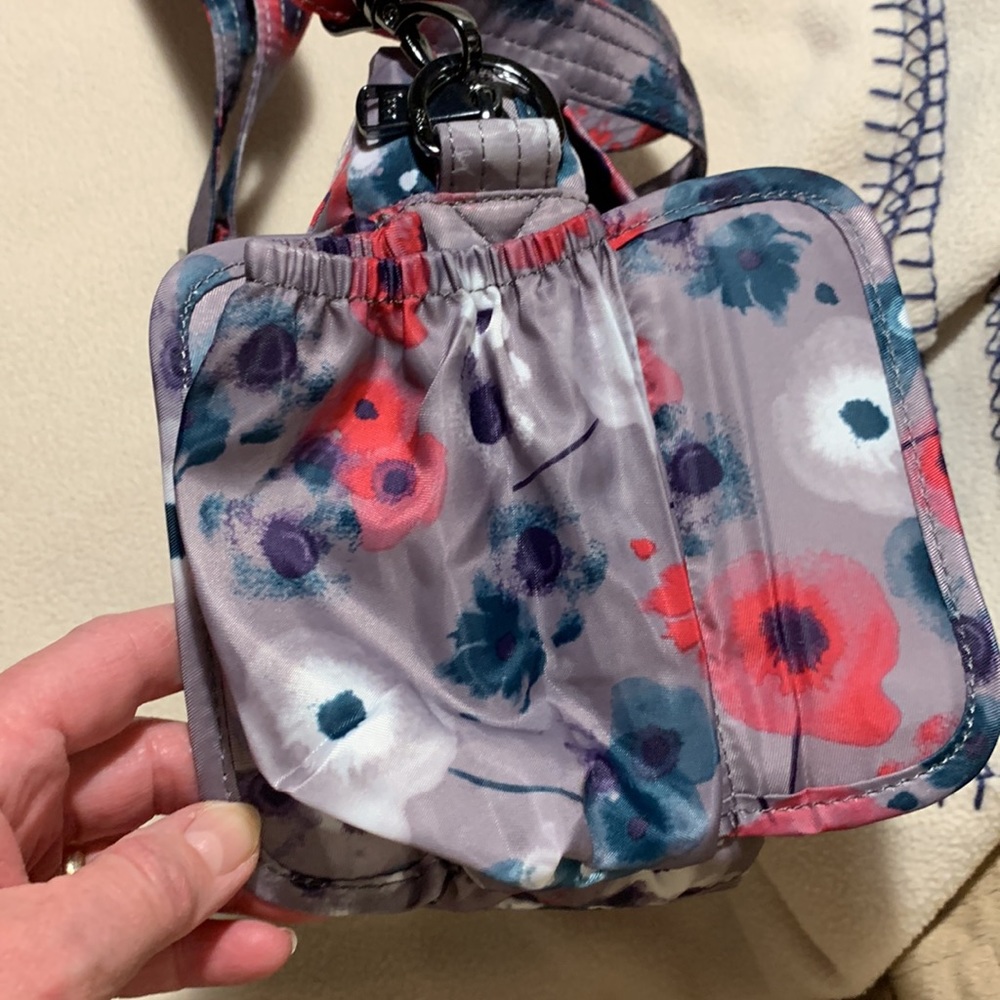 BNWOT. lug purse - Picture 5 of 9